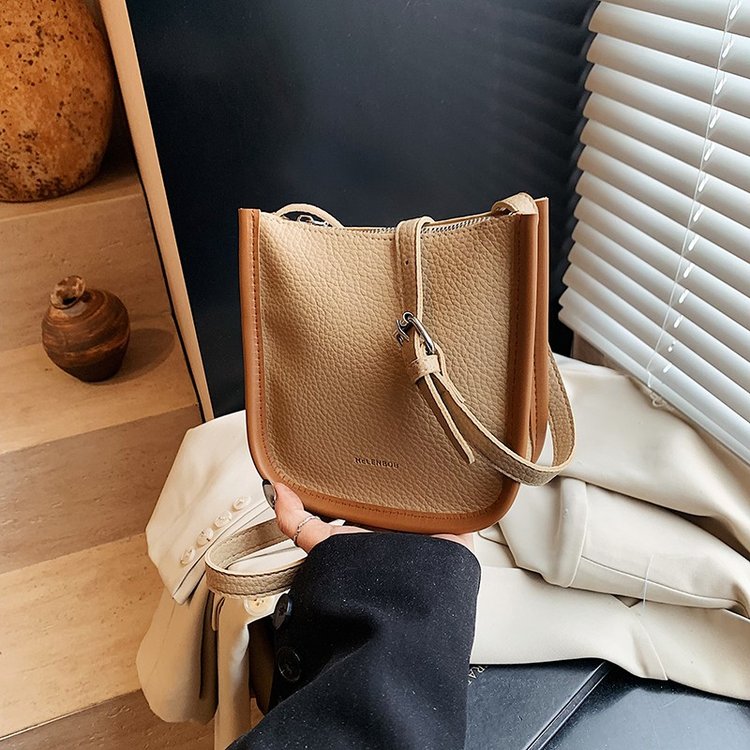 Women's PU Shoulder Bag with Zip Closure - One Size - Image 4