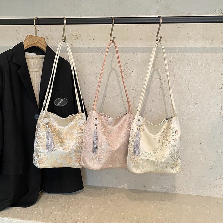 Women's One Shoulder Bag with Magnetic Closure Winter 2025