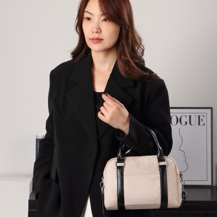 Light Luxury Half Moon Bag with Contrast Color and Zip Closure - Image 3